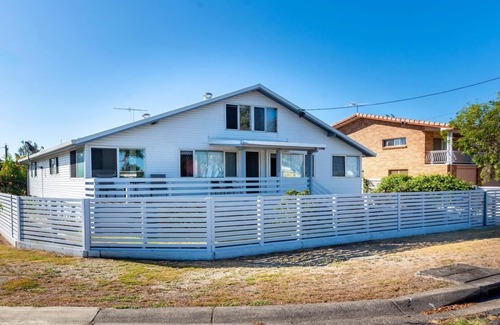 Beachmere House | Dog Lovers Retreat - Beachmere