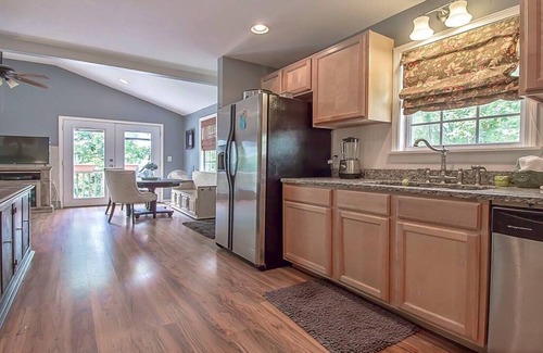 Stemley House | DOGS LOVE THIS LAKEFRONT COZY COTTAGE