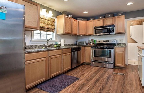 Stemley House | DOGS LOVE THIS LAKEFRONT COZY COTTAGE