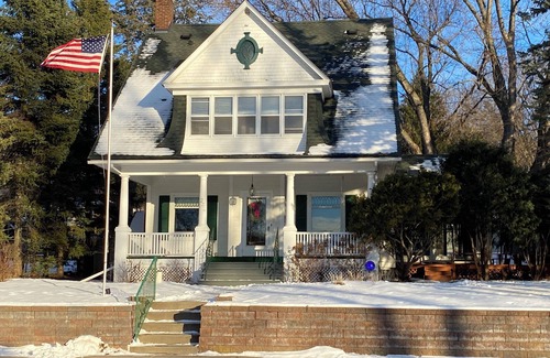 Almelund House | Dogs O.K Historic River Home: 6 Beds, 4 Bedrooms, 10 People,