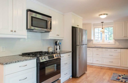 East Harwich House | Dogs welcome, huge yard right next to Rail Trail!