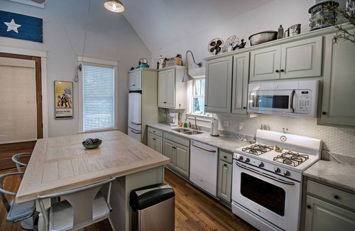 Ocean Springs Cottage | Dogtrot Cottage Near Downtown, Shearwater Pottery, and East Beach