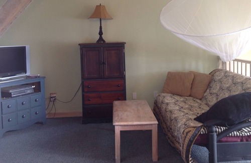 Salt Spring Island Cottage | Dogwood Cottage Romantic Getaway & Family Friendly 1000 sq.ft. Patio & Hot Tub