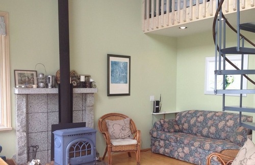 Salt Spring Island Cottage | Dogwood Cottage Romantic Getaway & Family Friendly 1000 sq.ft. Patio & Hot Tub
