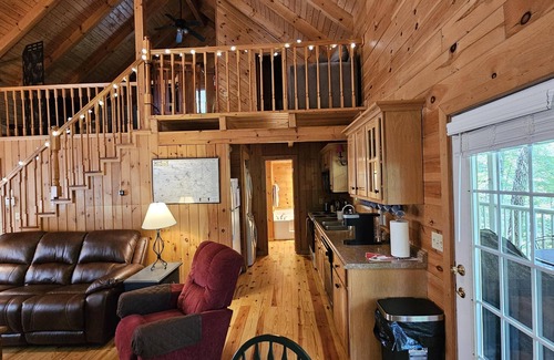 Blairsville Cabin | Dogwood Nestled atop the pristine mountain canopy
