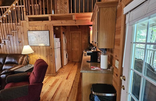 Blairsville Cabin | Dogwood Nestled atop the pristine mountain canopy