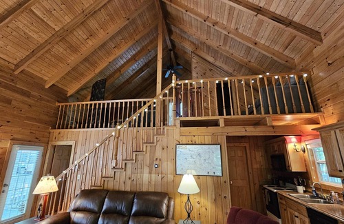 Blairsville Cabin | Dogwood Nestled atop the pristine mountain canopy