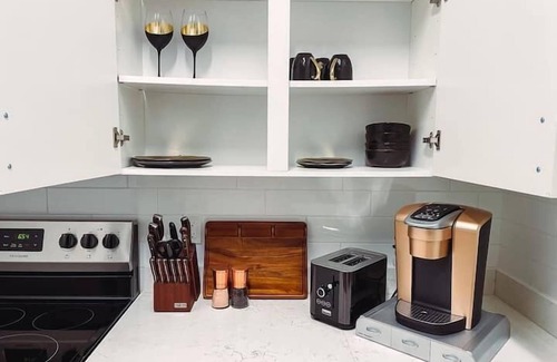 North Nashville Apartment | Dolly's Glam Getaway: Glittering Gem Near Broadway