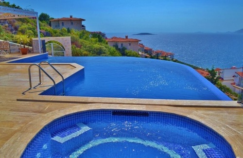 Kas Villa | DOLPHIN BAY VILLA, STUNNING, LARGE PRIVATE INFINITY POOL + JACUZZI, SLEEPS 8.