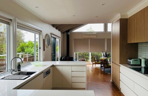 Smiths Beach House | Dolphin Beach House the perfect getaway and MOTO GP accommodtion.