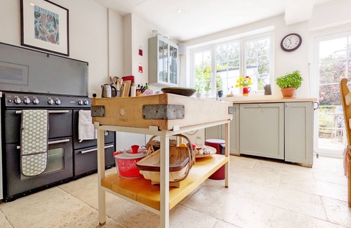 South Hayling Cottage | Dolphin Cottage - a cosy cottage that sleeps 4 guests in 2 bedrooms