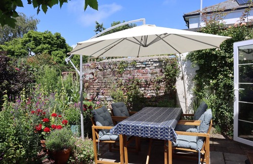 South Hayling Cottage | Dolphin Cottage - a cosy cottage that sleeps 4 guests in 2 bedrooms