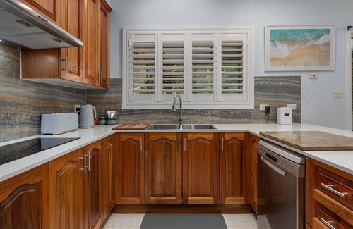 Callala Bay House | Dolphin Cove sleeps 6 close to bay