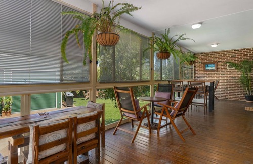 Callala Bay House | Dolphin Cove sleeps 6 close to bay