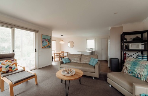 Smiths Beach House | Dolphin Delight - beach, fire, dog friendly, deck, linen and towels provided.