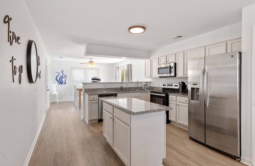 Carolina Dunes House | Dolphin Dunes: Pool, Hot Tub, Tiki Bar, Rec Room