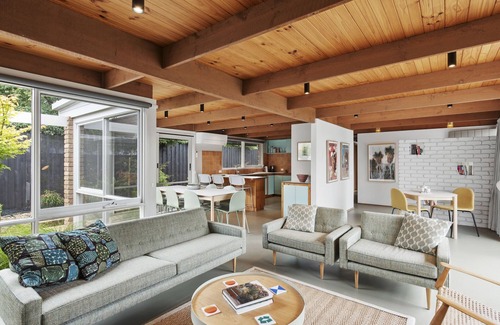Rye House | Dolphin – Solar heated pool, 1km walk to the bay