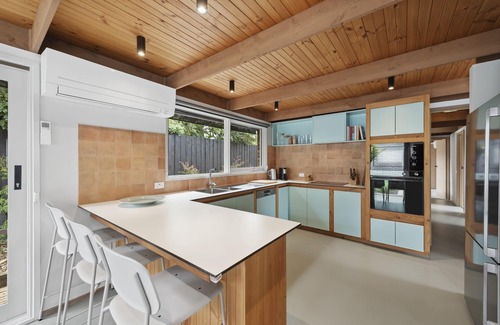 Rye House | Dolphin – Solar heated pool, 1km walk to the bay