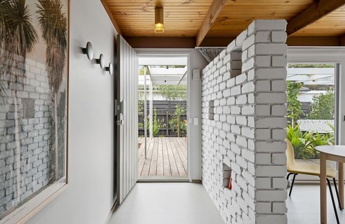 Rye House | Dolphin – Solar heated pool, 1km walk to the bay