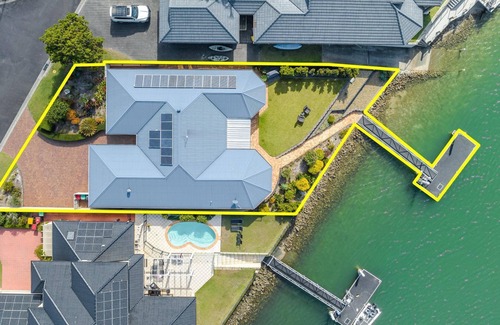 Yamba House | Dolphin Waters | Waterfront Delight