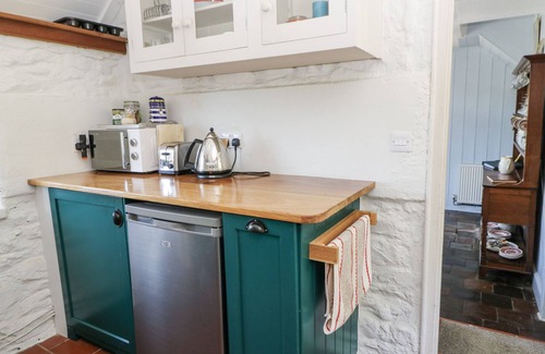 Llandyssiliogogo House | DOLWYLAN COTTAGE, pet friendly, character holiday cottage in New Quay
