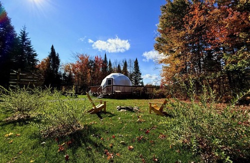 Saint-Gabriel-de-Valcartier House | Dôme #3 with a view to the mountains