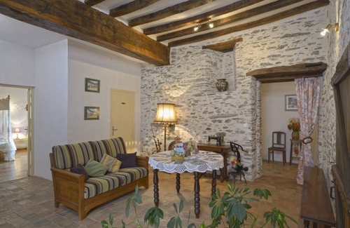 Sainte-Gemme-d'Andigne Bed & Breakfast | Domaine De La Cour