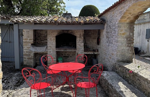 Champagne-les-Marais House | Domaine "LE Logis DE L'oie" Avec Piscine Dans un Parc Clos de Murs en Pierre