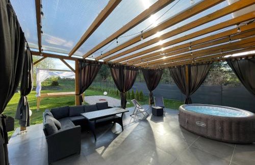 Jedrzejow House | Domek przy lesie z basenem