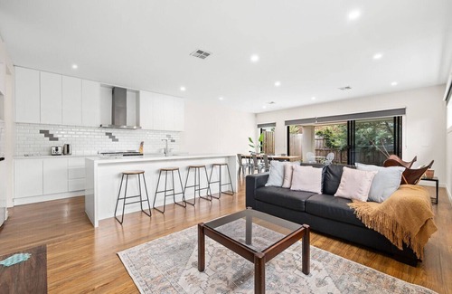 Clayton South House | Domi Rentals - The Rayhur Residence