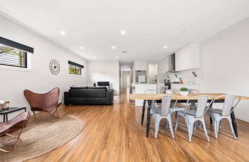 Clayton South House | Domi Rentals - The Rayhur Residence