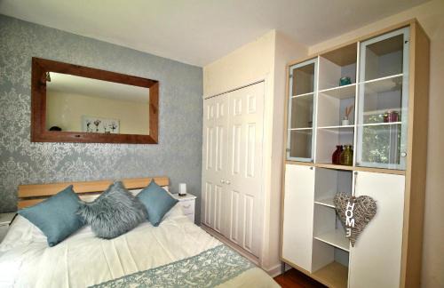 Doncaster Apartment | Doncaster - Boswell - Large Balcony Apartment - 2 Double Beds - 2 Bedrooms - Close to Town & Racecourse - Off Street Parking 2 Cars - Fast Wifi