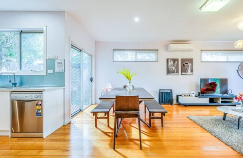 Doncaster House | Doncaster Bright Modern Retreat Townhouse U1