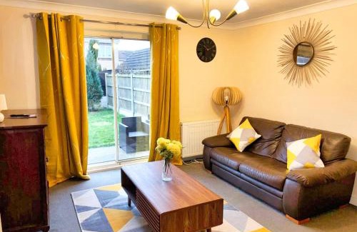 Kirk Sandall House | Doncaster - Hatfield - 2 Bed Semi - Private Garden & Parking 2 Cars - Quiet Cul De Sac Location - Dog Friendly - Fast Wifi - Close to Motorway Access