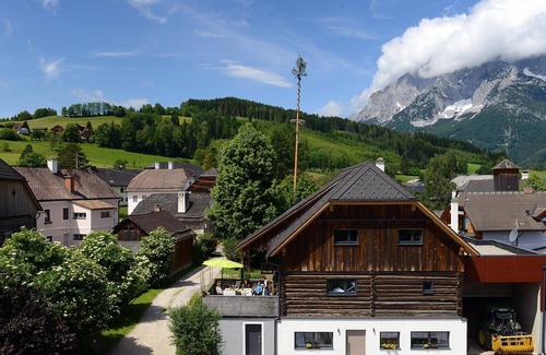 Falkenburg Apartment | Doppelzimmer "grimmingliab" ab 3 Nächte - Urlaub im Stall- Familiengenossenschaft