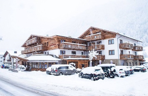 Ried im Oberinntal House | Doppelzimmer Alpenrose - Hotel Riederhof Gmbh & Co KG