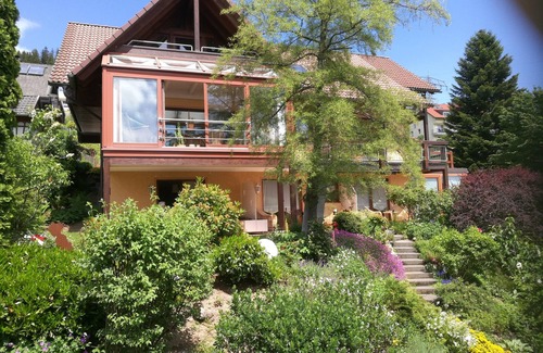 Schonach im Schwarzwald Apartment | Doppelzimmer Du/wc, Frühlingszimmer, Überdachter Terrassenbalkon mit Sichtschutz