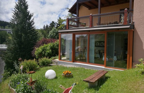 Schonach im Schwarzwald Apartment | Doppelzimmer Du/wc, Frühlingszimmer, Überdachter Terrassenbalkon mit Sichtschutz