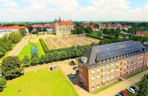 Guestrow House | Doppelzimmer Economy - Hotel am Schlosspark +