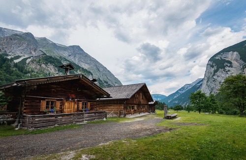 Eng Alm Cabin | Doppelzimmer Nr. 3 - Bauernladen - Almdorf Eng Alm