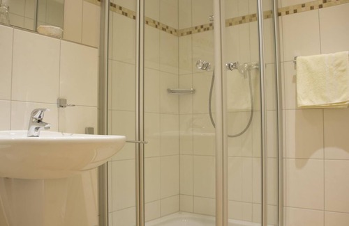 Neroth House | Doppelzimmer Plus Standard inkl.Frühstück - Zur Neroburg, Hotel Restaurant