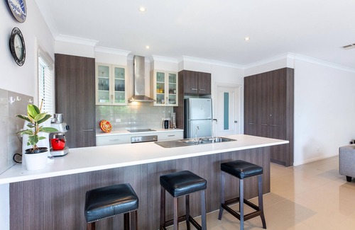Sellicks Beach House | Dora’s Beach House Sellicks-2 Kitchens-3 bathrms-Pooltable-Balcony Seaviews-WiFi