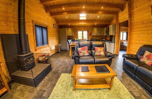 Wimborne Saint Giles Apartment | Dorchester Lodge - Family lodge with hot tub