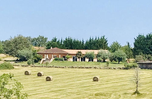 Milhac-de-Nontron Villa | Dordogne Holiday home in the heart of nature, swimming pool and magnificent view, sleeps 12
