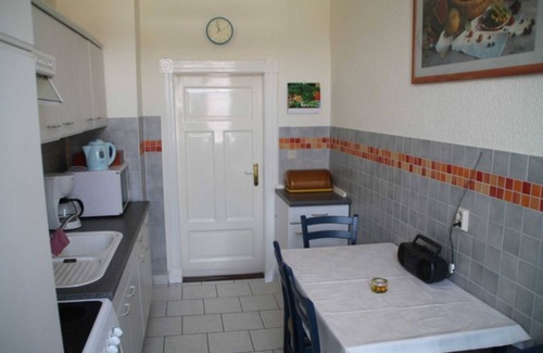 Burg Stargard Cottage | Dormitory Room - Yellow Room - Pension Villa Martha