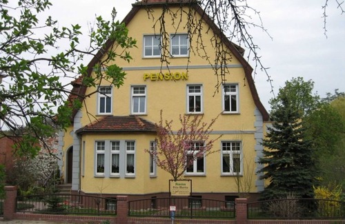 Burg Stargard Cottage | Dormitory Room - Yellow Room - Pension Villa Martha