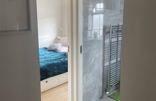 Swords Bed & Breakfast | Double bed 10mn by car Dublin airport 8mn bus & shops with light breakfast