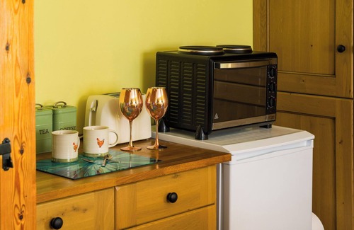 Priors Marston Apartment | Double bed, ensuite, lounge, Sofa, TV, Kitchen: "The Sunshine Annex"