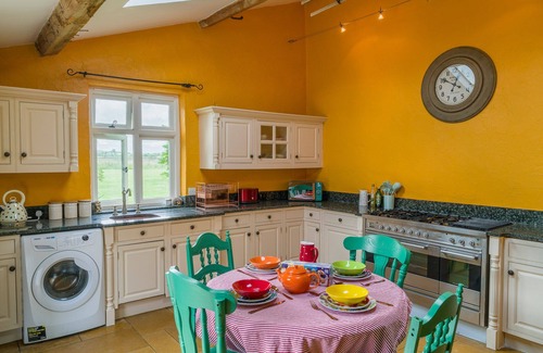 Priors Marston Apartment | Double bed, ensuite, lounge, Sofa, TV, Kitchen: "The Sunshine Annex"