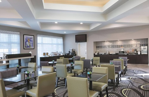 Airport North House | Double Bed Room | Great for Families | Free Breakfast & Shuttle | Onsite Pool